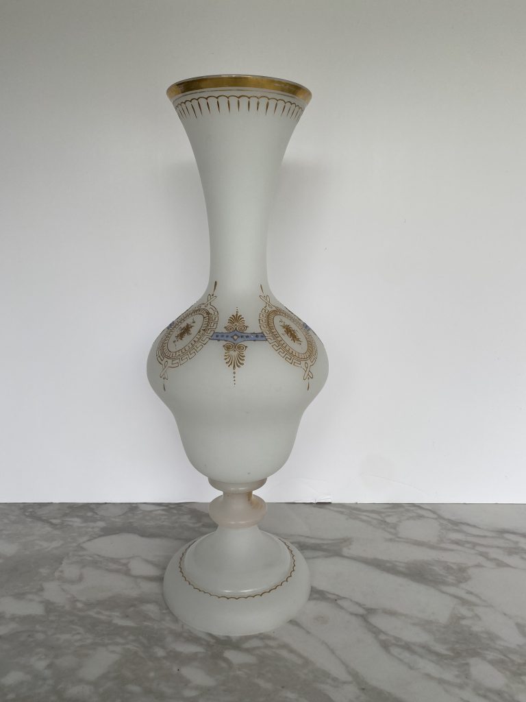 Vase balustre en opaline avec un décor classique