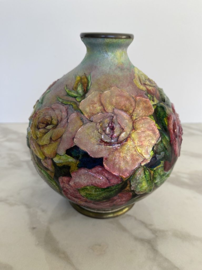 Vase en émail, à décor de roses, Camille Fauré