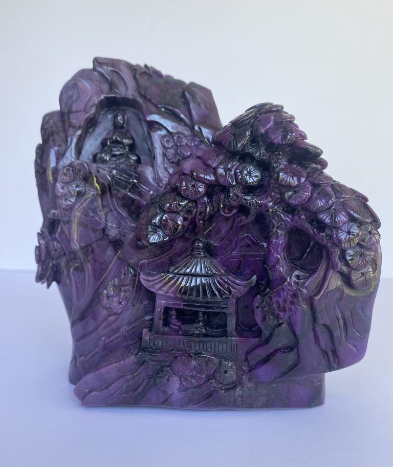 Rocher sculpté en sugilite*