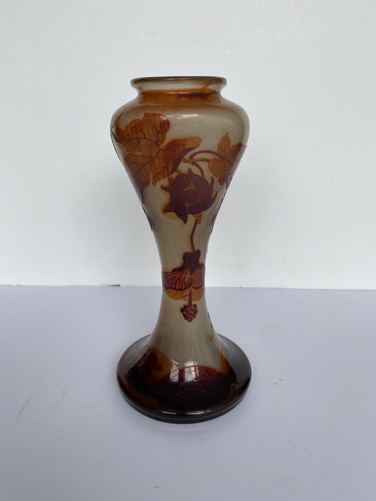 Vase Gallé, au décor d’hibiscus