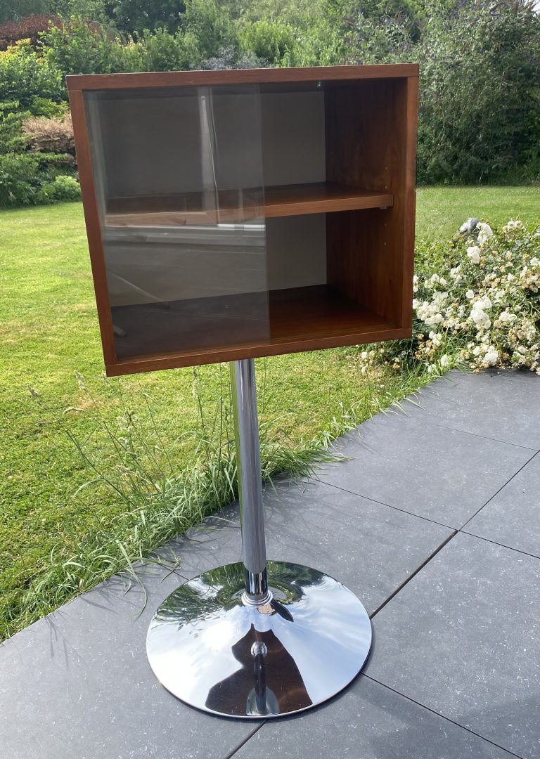 Vitrine vintage sur pied chromé, MDK, 1960