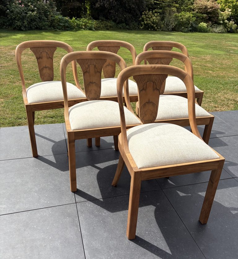 Ensemble de 6 chaises de forme gondole et de style Art Déco, en noyer